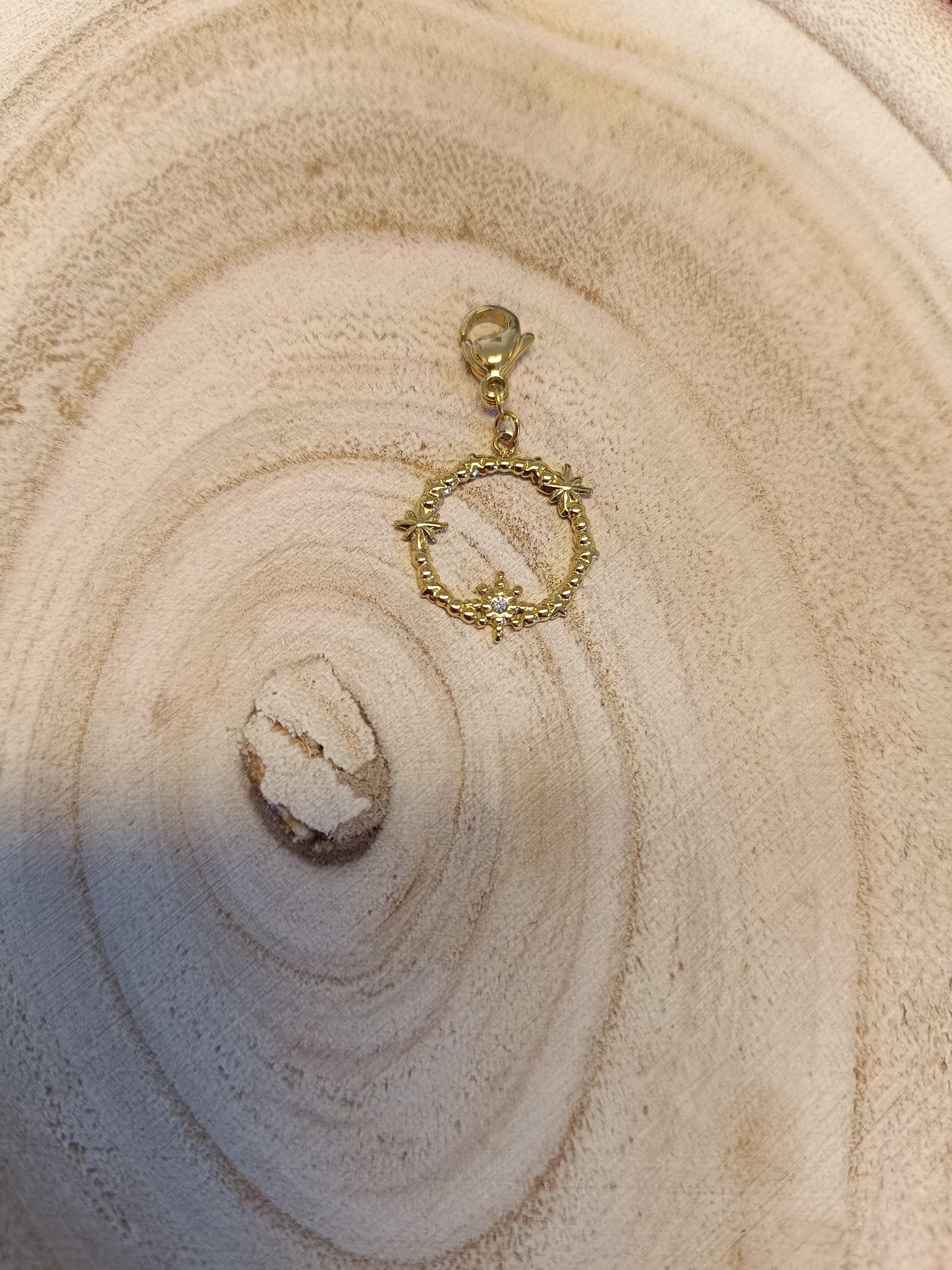 Rond avec 3 petites étoiles