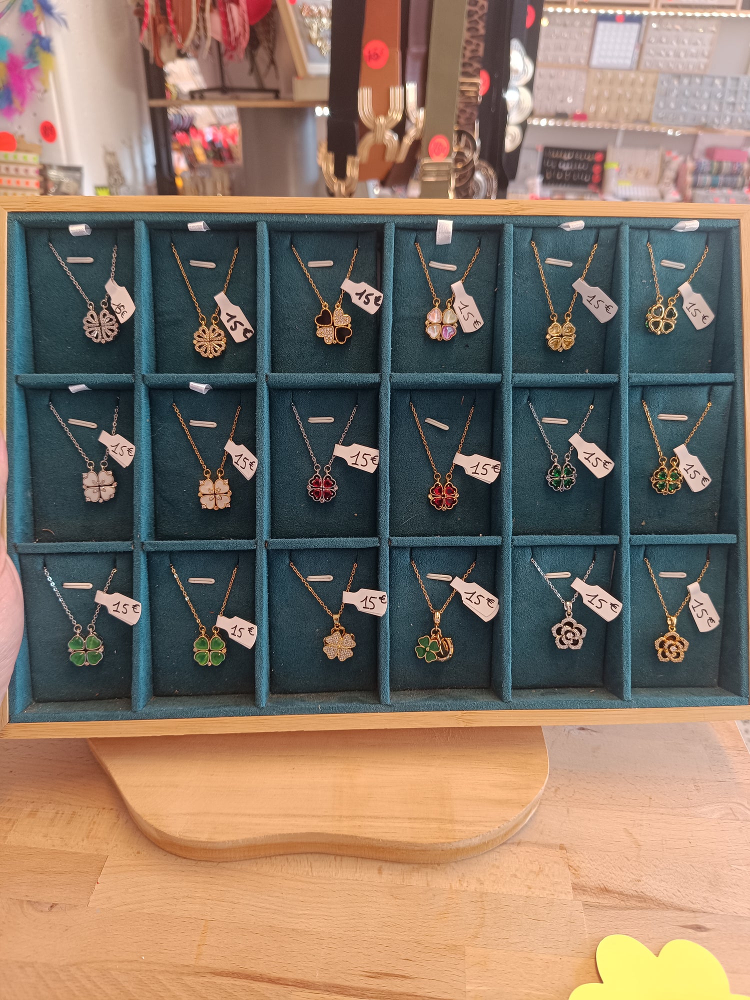 Collier trèfle aimanté