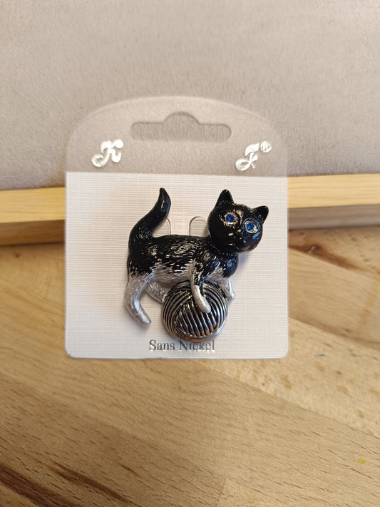 Chat avec pelote de laine