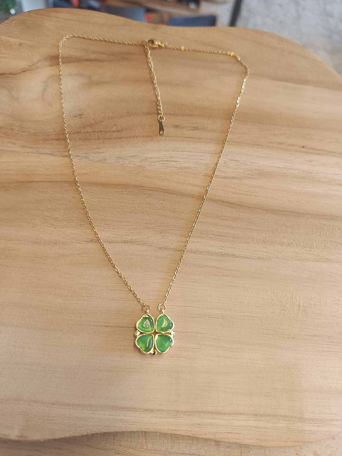 Collier doré trèfle vert
