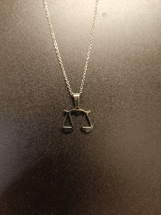 Collier signe balance