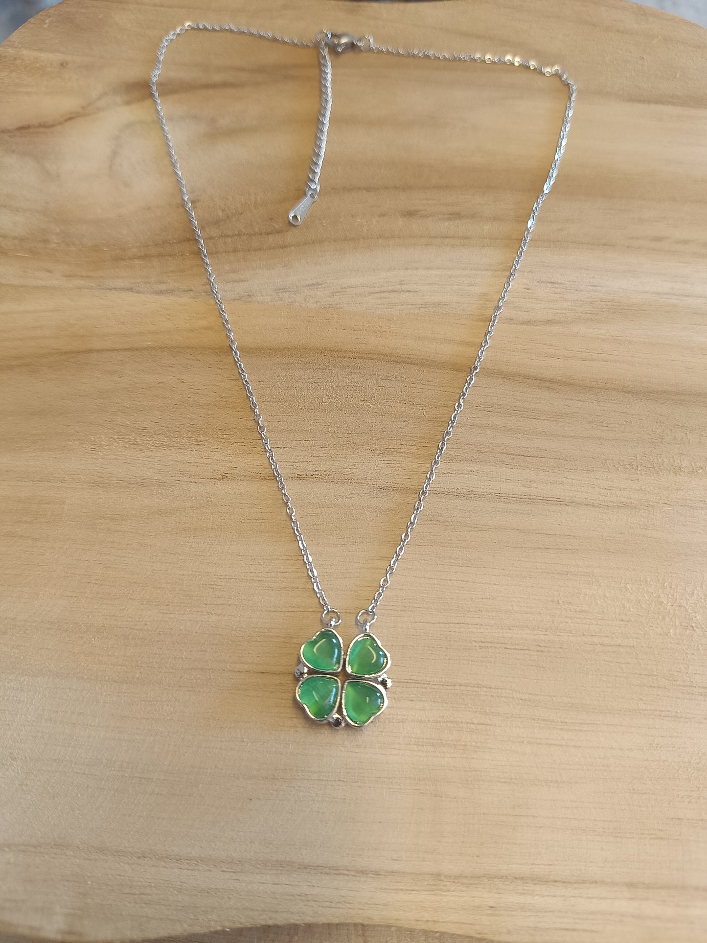 Collier argenté trèfle vert