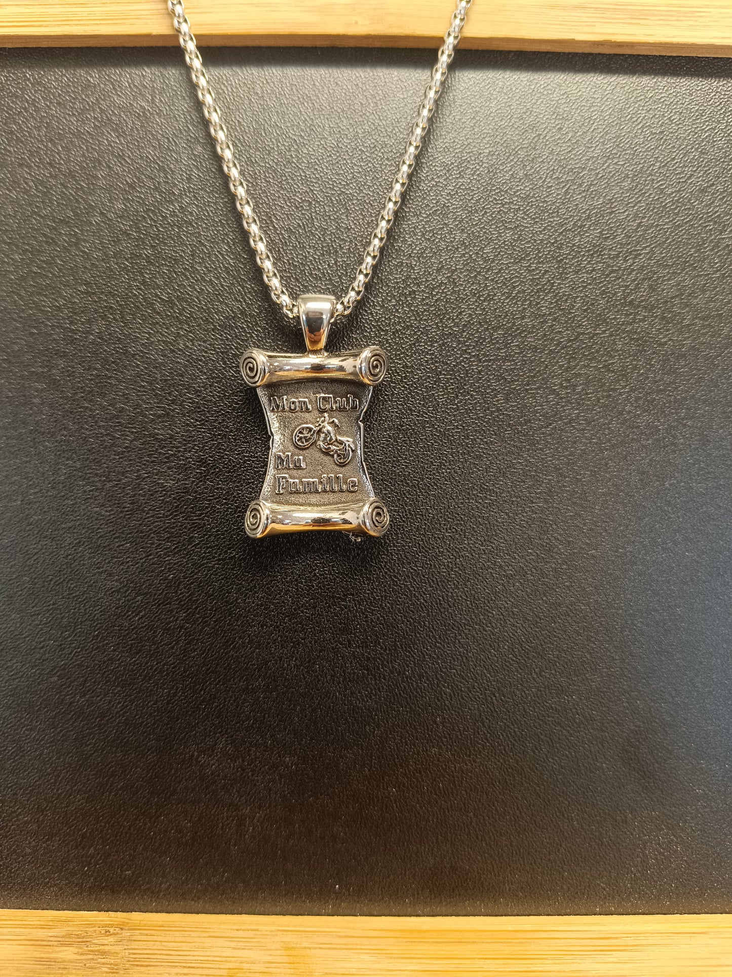 Collier mon club ma famille